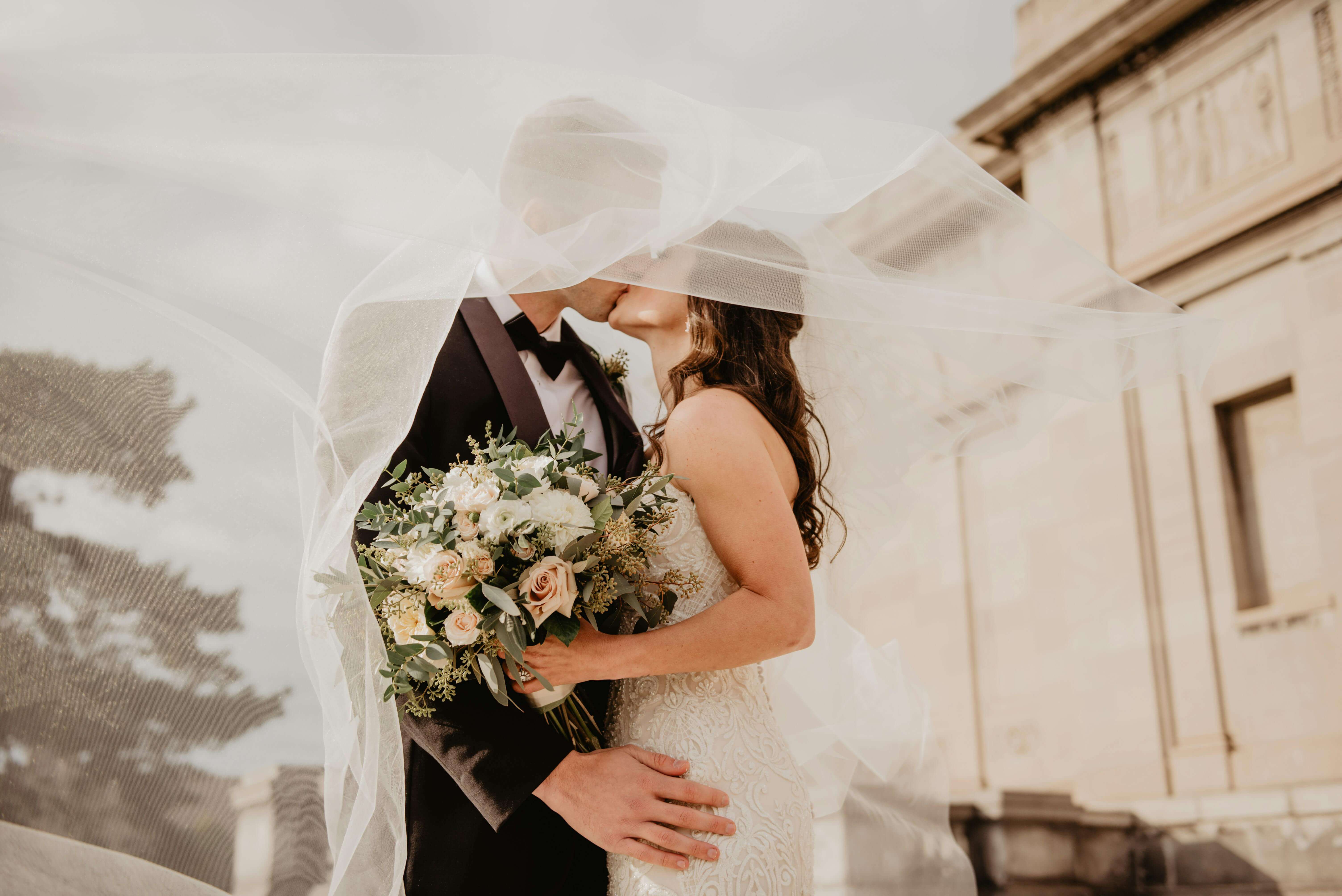 Novia y novio compartiendo un momento hermoso
